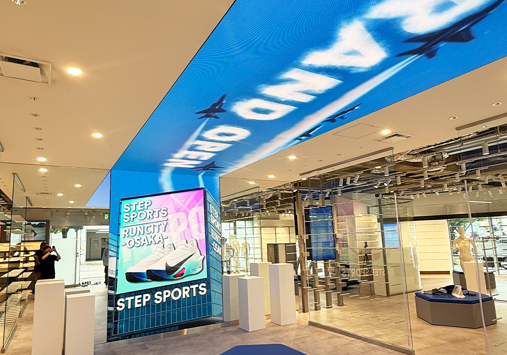 STEP SPORTS RUNCITY OSAKAの店舗内に設置されたGOB P2.6 LEDビジョン（天井・壁面施工事例）