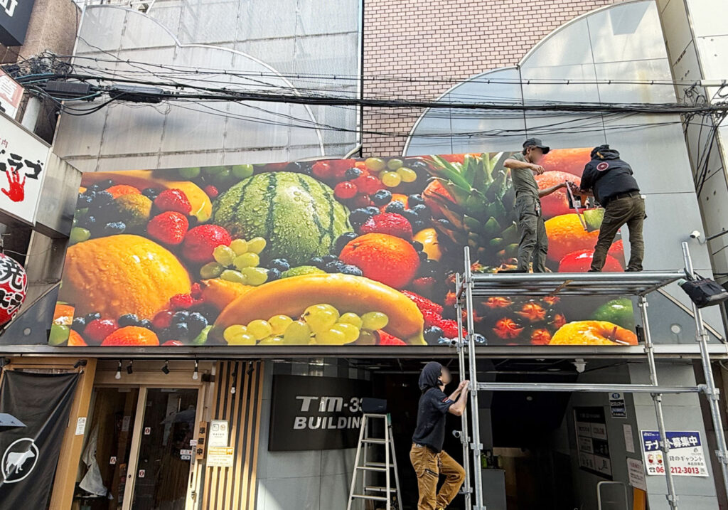 大阪府で設置した屋外LEDビジョン（W6500×H2250／P2.97）施工事例｜株式会社ONE LICHT