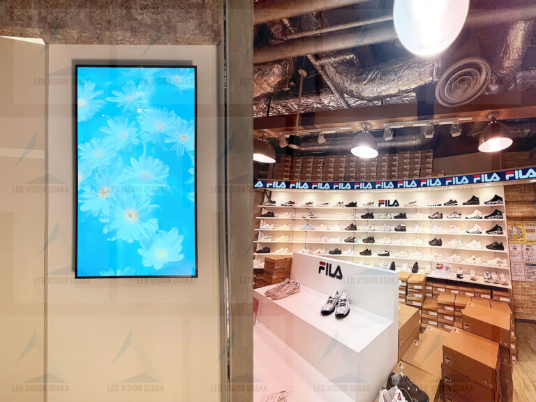 FILA HEP FIVE店に設置されたティッカーLEDサイネージ（P2.5）と55インチモニターの施工事例